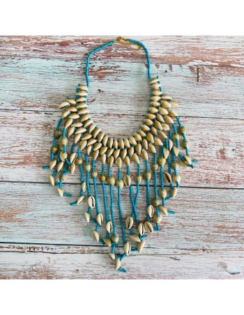 Collar boho chic tipo pechera con conchas y bolitas azules