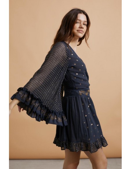 Falda corta con detalles de lúrex, lentejuelas y bordados.